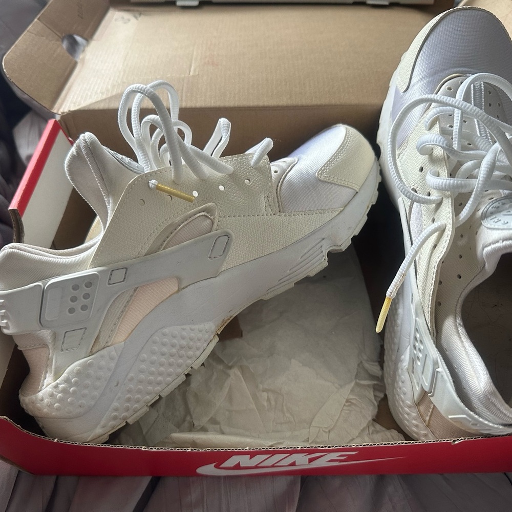 Nike WMNS Air Huarache Run in White and Red